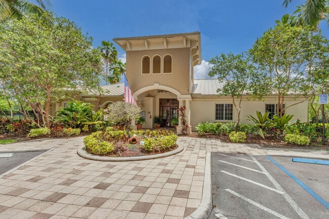 Building Photo - 1000 Crestwood Ct S