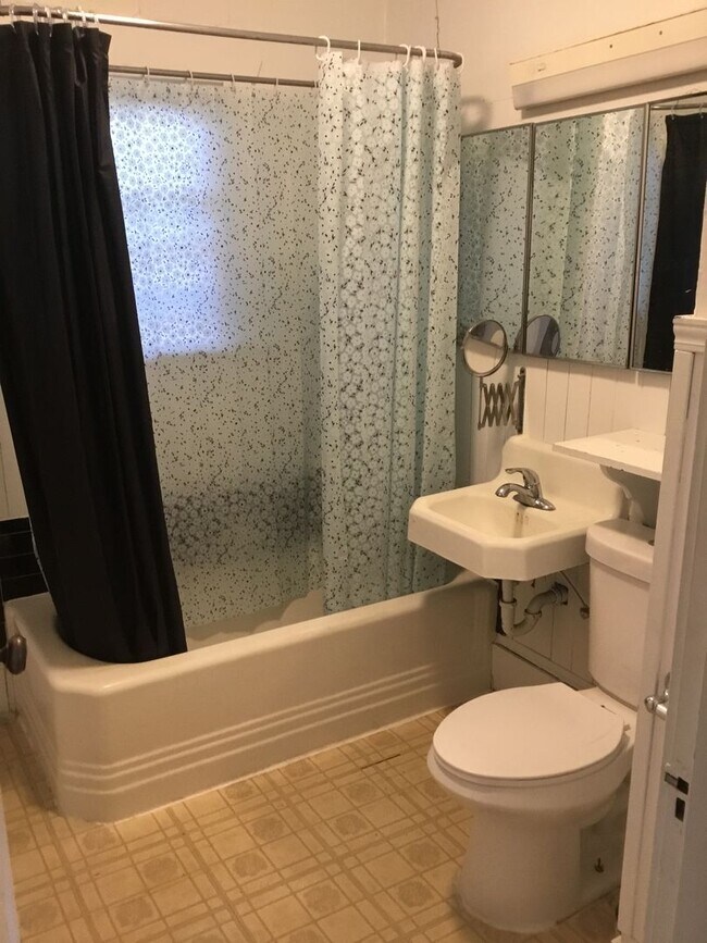 Building Photo - VINTAGE CHARM