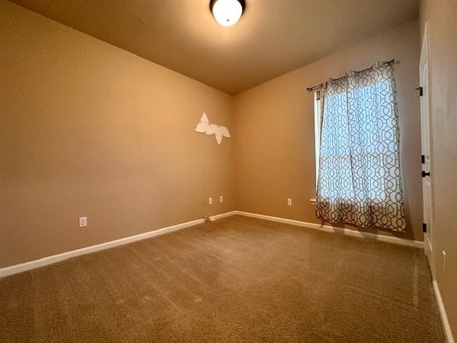 Building Photo - 3 bed 2 bath