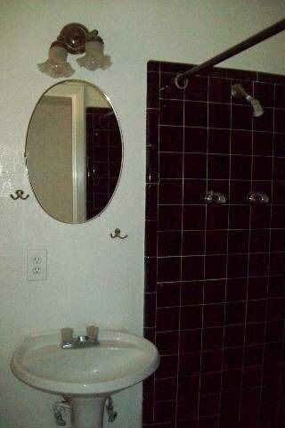 Building Photo - 1018 W 12th Pl