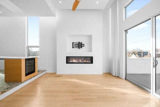 Building Photo - Modern 3BD, 4BA LoHi Townhome with Large Balcony and 2-Car Garage