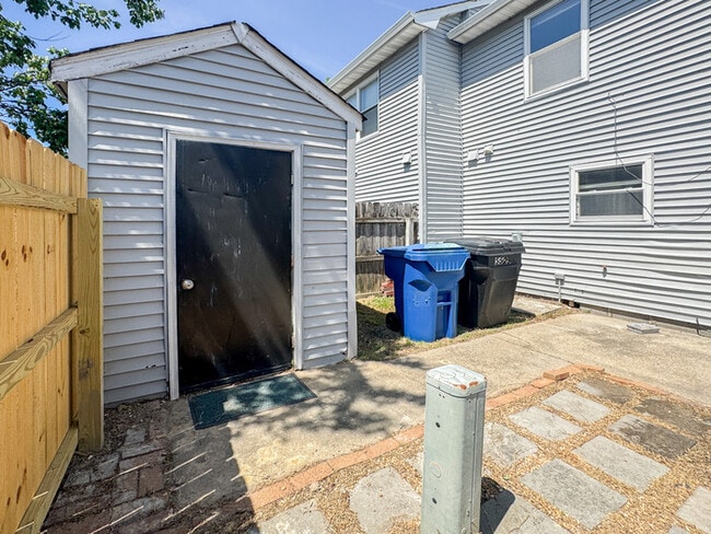 Building Photo - Charming 3 Bedroom, 1.5 Bathroom Townhome in Kempsville