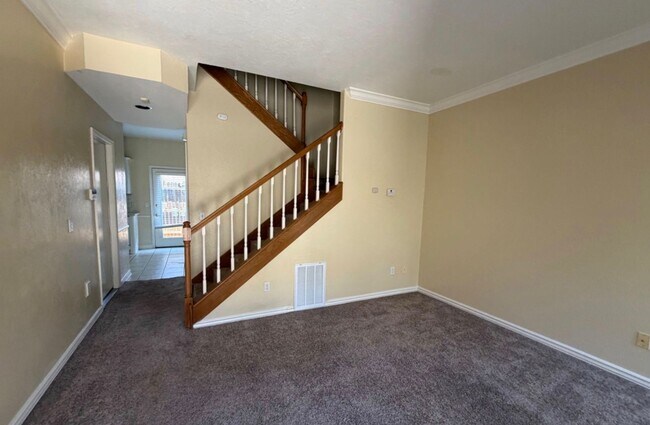 Building Photo - 2 Bed 1.5 Bath Bethany Schools
