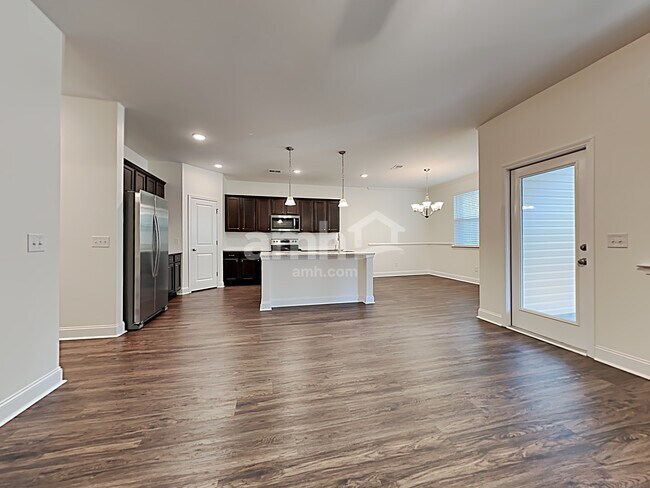 Building Photo - 605 W Lionel Rd