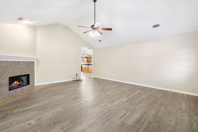 Building Photo - No HOA! Large Lot!