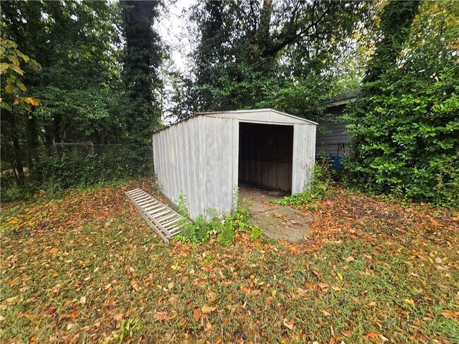 Building Photo - 2468 Dresden Dr NE