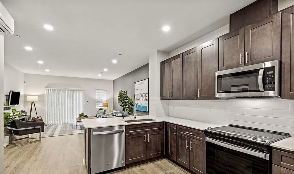 Building Photo - Brand New Townhome in Bothell