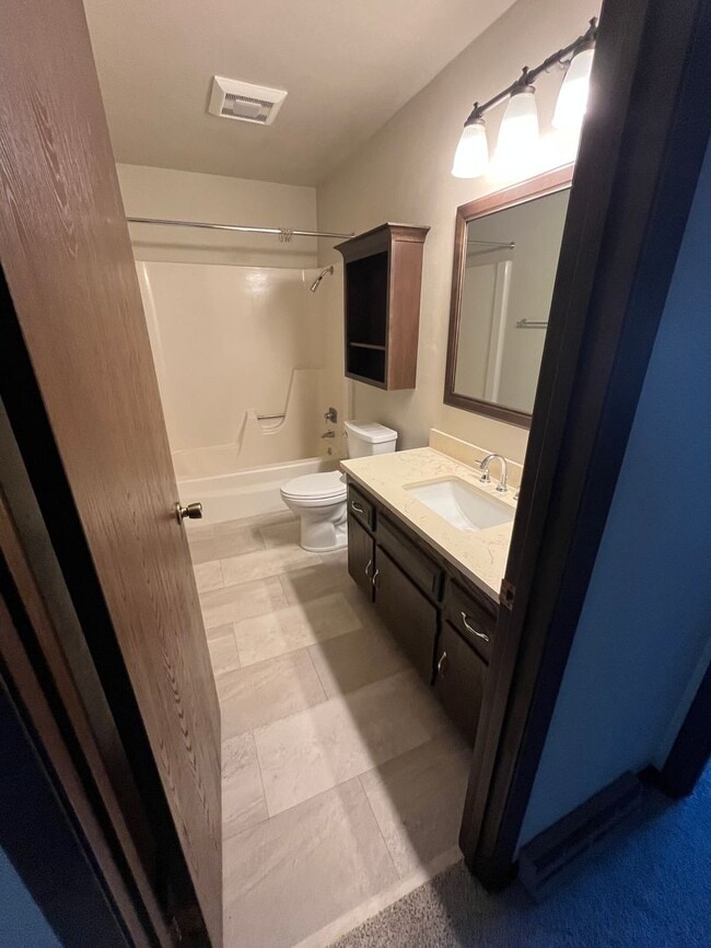 Building Photo - Spacious 2 bedroom condo!