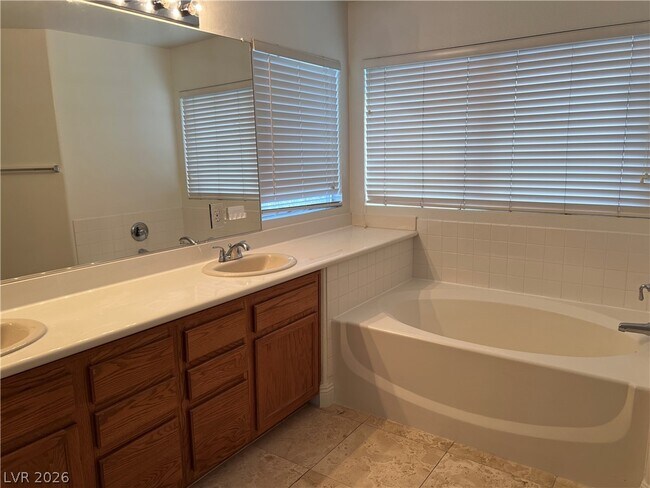 Building Photo - 3031 Scenic Valley Way