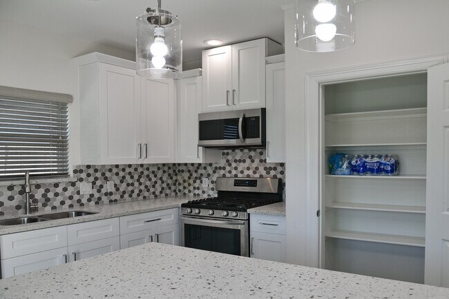 Building Photo - 5046 Van Fleet St