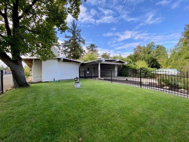 Building Photo - 930 Reddy Ave