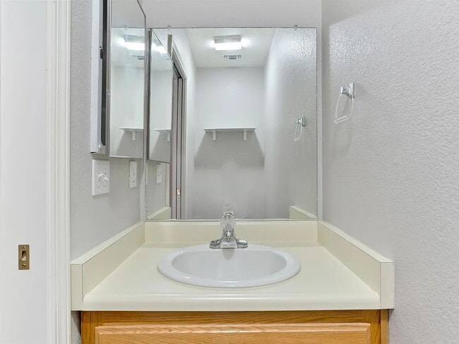 Building Photo - This is a lovely halfplex with 2 stories, 3 bedrooms, and 2.5 bathrooms in a quiet HOA neighborhood
