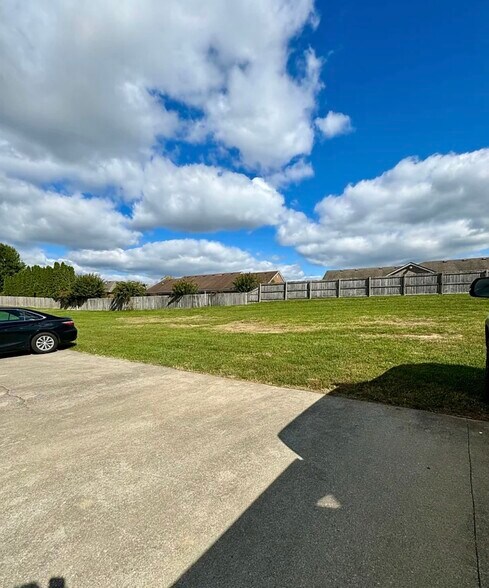 Building Photo - 634 Hampton Way