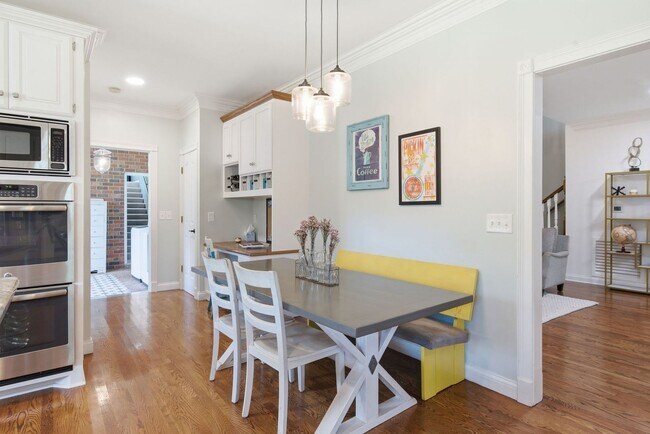Building Photo - 1733 Carriage Ct