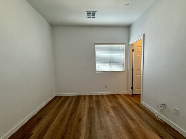 Building Photo - 4 BED, 2.5 BATH, 2 CAR-GARAGE, TWO-STORY, SINGLE FAMILY HOME FOR