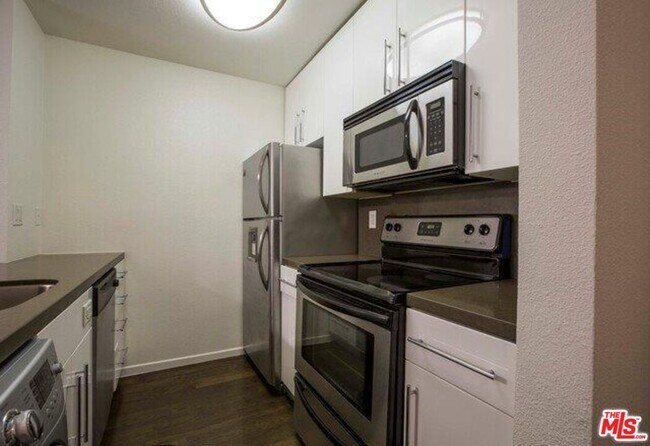 Building Photo - 141 S Clark Dr