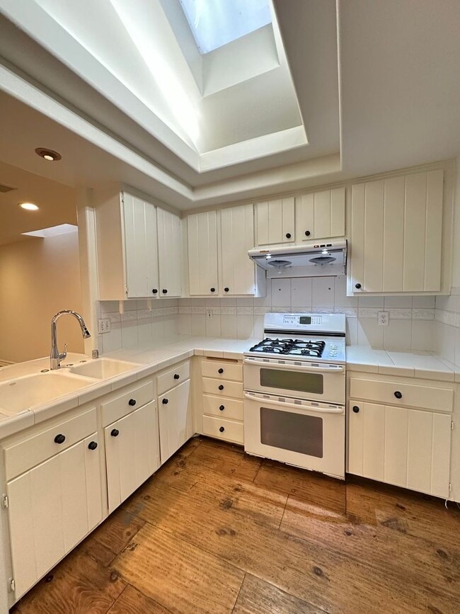 Building Photo - 3 Bedroom Irvine Home - Large Master Suite w/ Wood Floors - Beautiful!!!!!