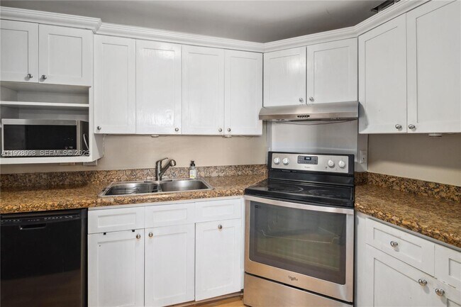 Building Photo - 401 Golden Isles Dr