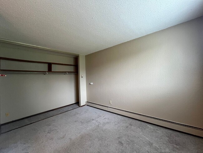 Building Photo - Main Floor Studio in St. Paul - Great Location