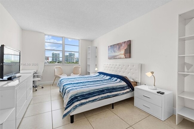 Building Photo - 500 Bayview Dr