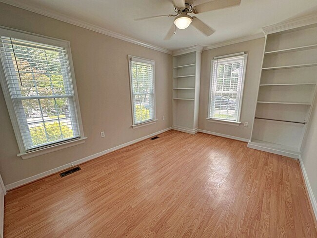 Building Photo - Updated Home in the Heart Of Chesterfield