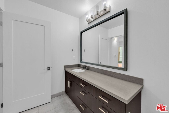 Building Photo - 4211 Redwood Ave