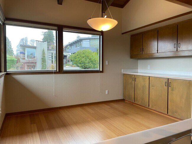 Building Photo - Magnolia Sound view home located near coveted Carleton park neighborhood