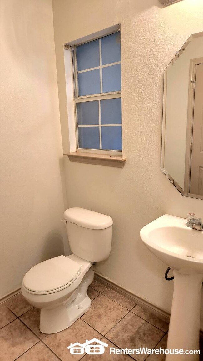 Building Photo - Beautiful Townhome in Euless!!