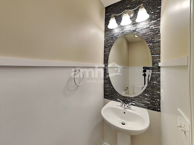 Building Photo - 354 Meadows Ln