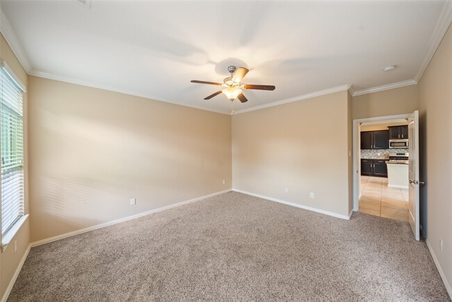 Building Photo - 667 Oak Cir Dr E