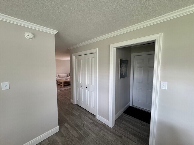 Building Photo - 13926 Sunset Dr