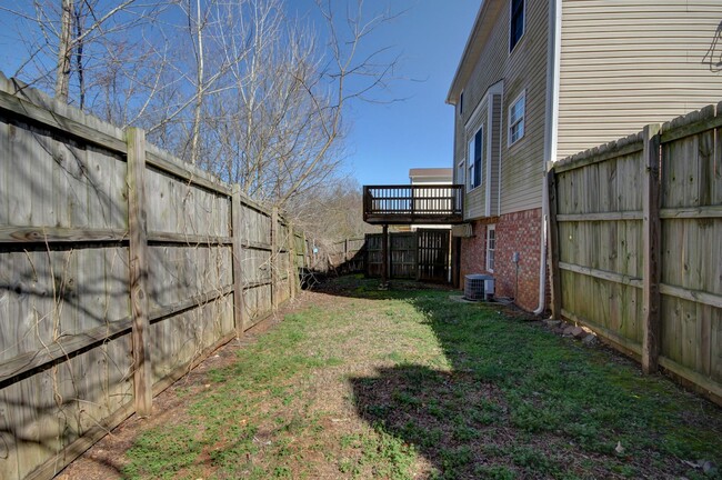 Building Photo - Wonderful Home  With Fireplace and Separat...