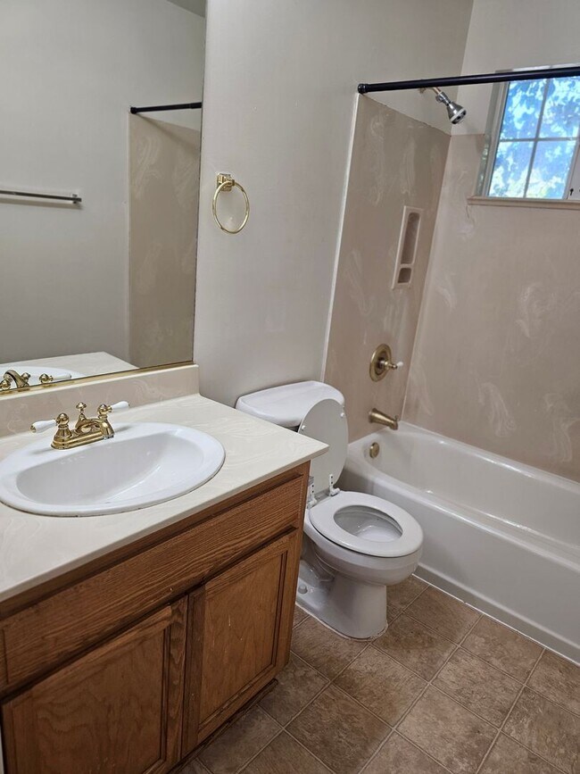 Building Photo - Split Level 4 Bedroom  2.5 Bath Town Home