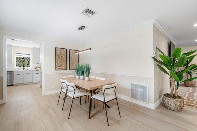 Building Photo - 518 Gardenia Terrace