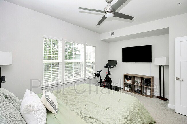 Building Photo - 256 Parkwood Ave