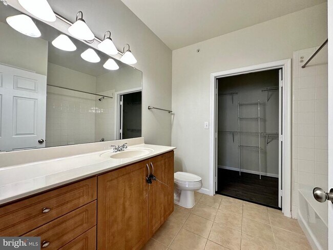 Building Photo - 12925 Centre Park Cir
