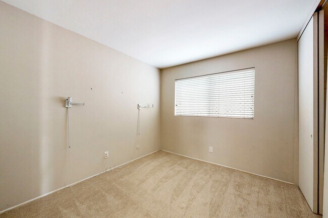 Building Photo - 242 Avenida Lobeiro