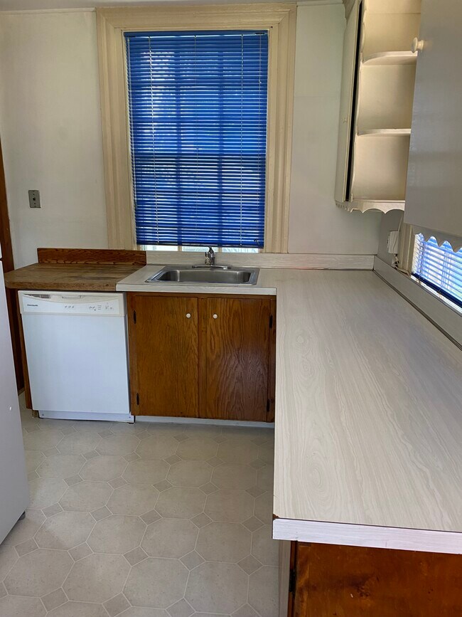 Building Photo - 7936 Montgomery Ave