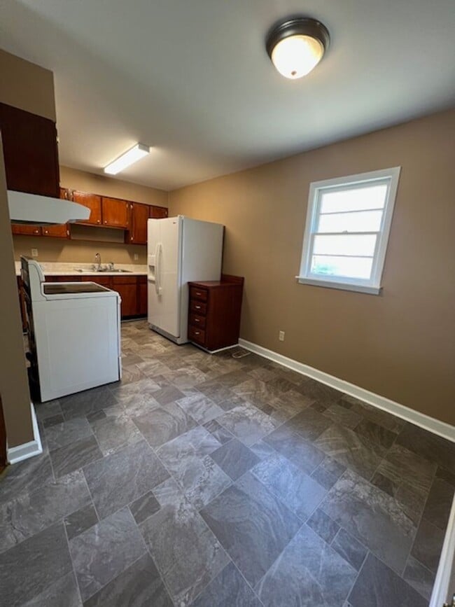 Building Photo - 3 Bedroom, 1 Bath Home in Harlem