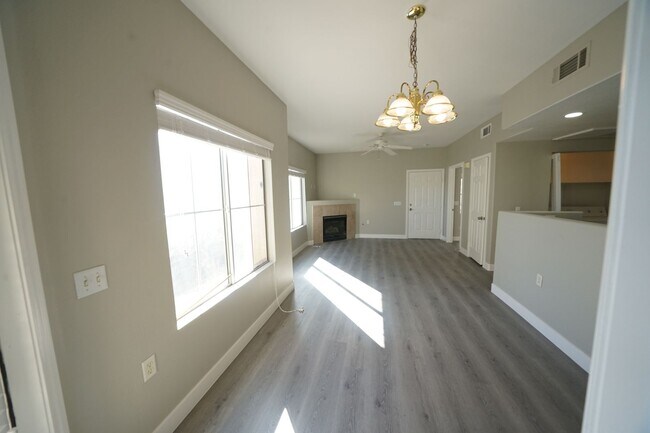 Building Photo - SHOWINGS AVAILABLE NOW