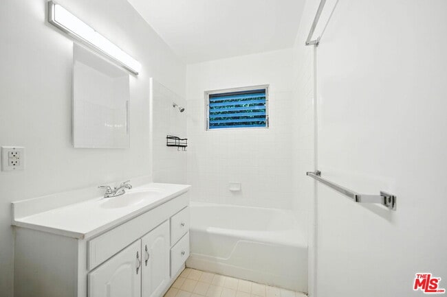 Building Photo - 833 9th St