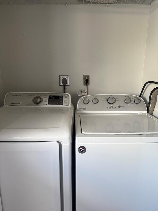 Building Photo - 320 Palm Cir E