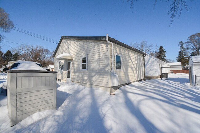 Building Photo - Cozy 2 Bedroom SE Rochester Home with Incredible Yard!