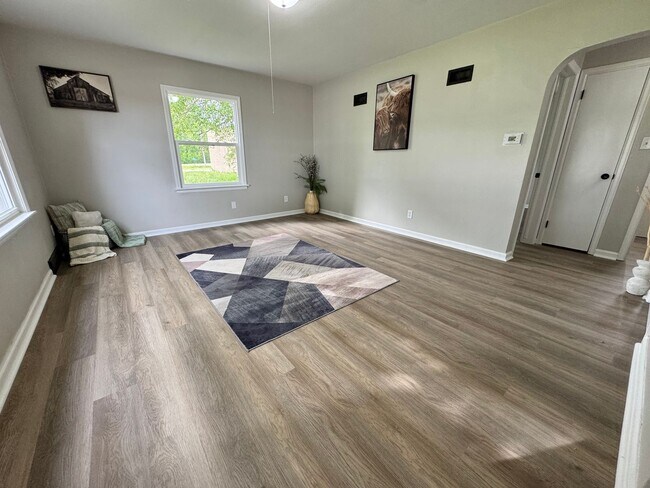 Building Photo - Remodeled 3 bed, 1 bath home for rent in Waterloo