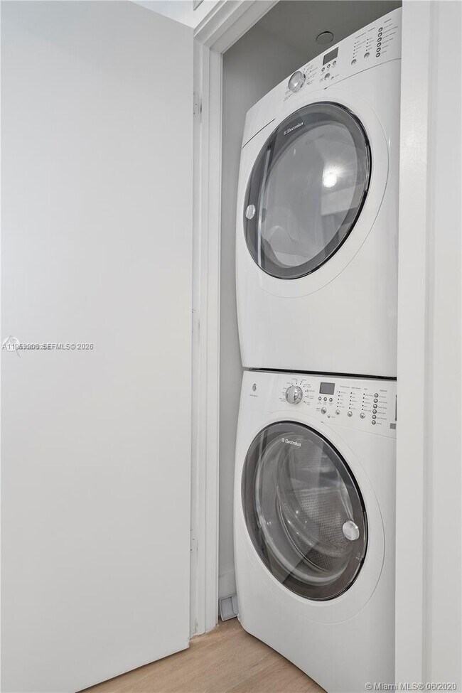 Building Photo - 2900 NE 7th Ave