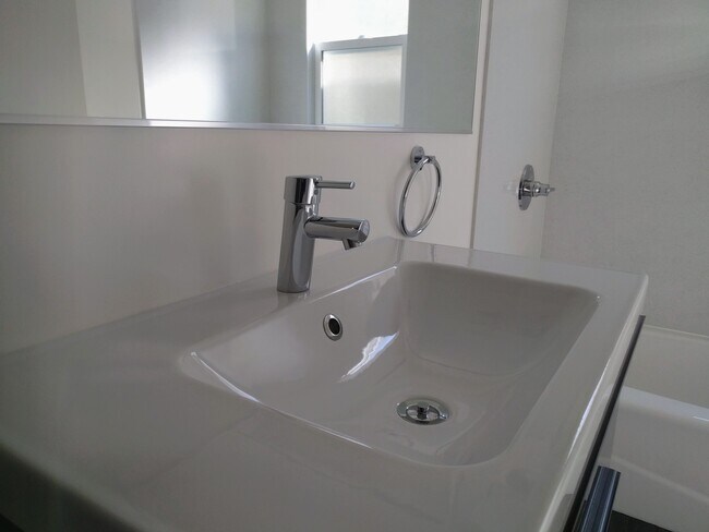 Building Photo - 678 Aileen St