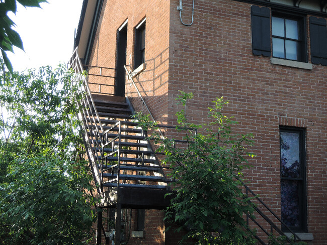 Primary Photo - 334 E Mulberry St