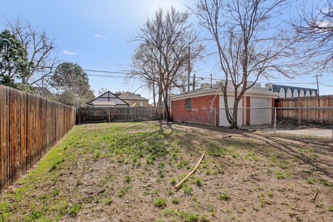 Building Photo - 2 Bedroom Townhome in Denver