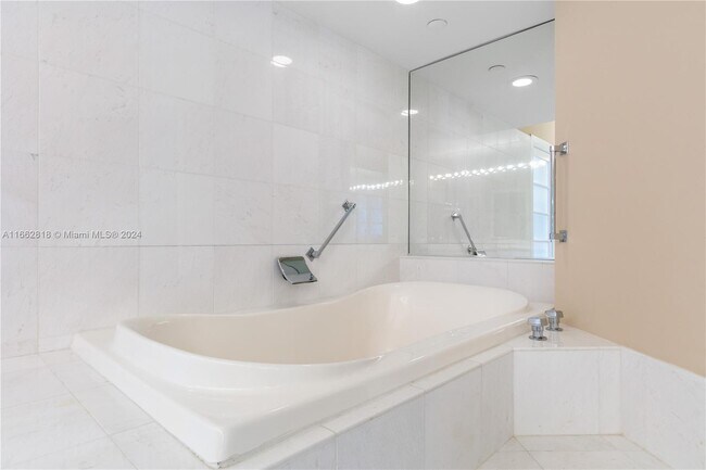 Building Photo - 3500 Mystic Pointe Dr