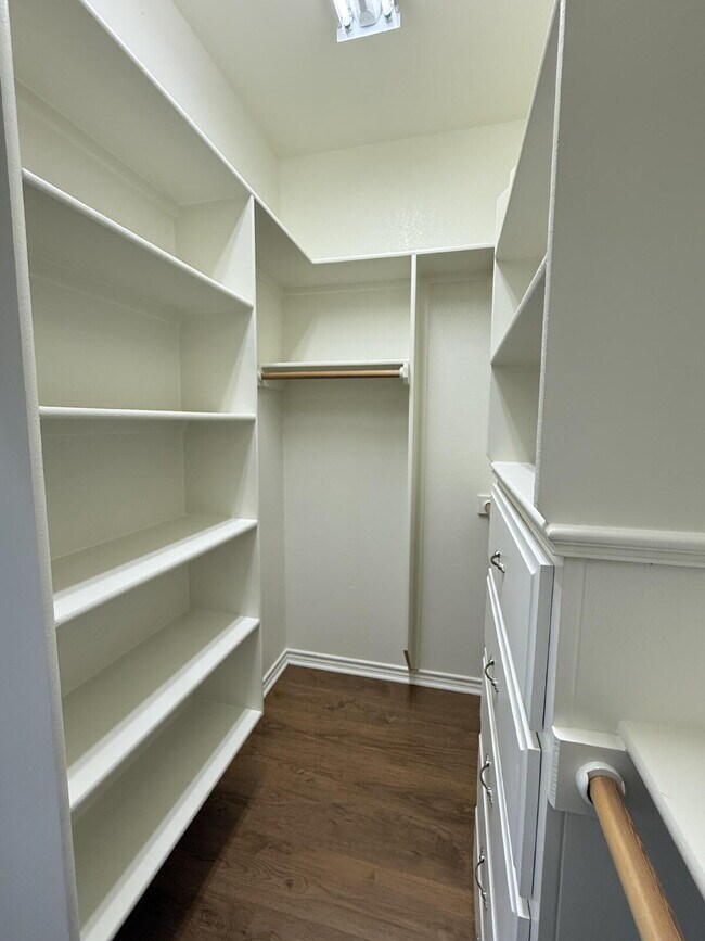 Building Photo - Modern Comfort Meets Cozy Living on Casual Cir!